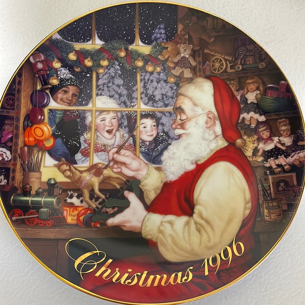Avon Vintage Collector Christmas Plate Dated 1996. Vintage, Rare And Unique.